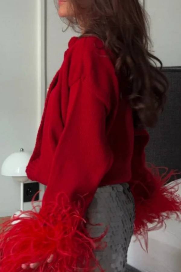 Cropped knitted cardigan with feather cuffs