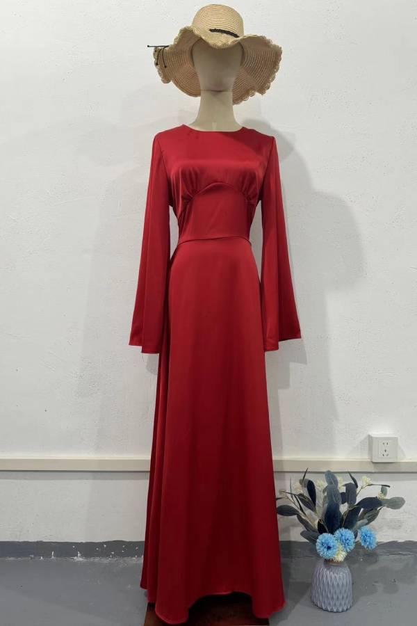 Long-sleeved waist-cinching pleated dress