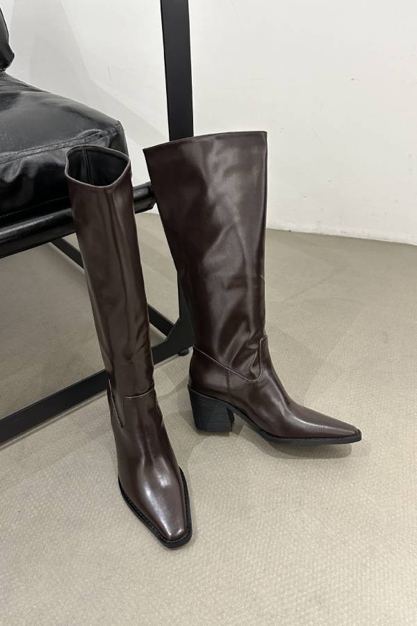 Retro pointed-toe chunky heeled high boots