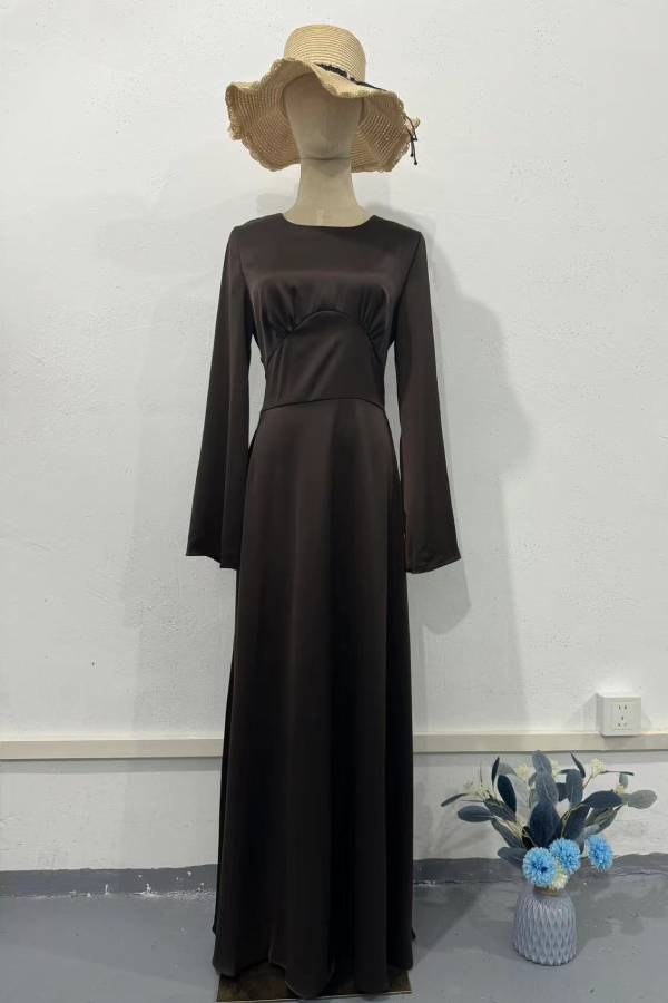 Long-sleeved waist-cinching pleated dress